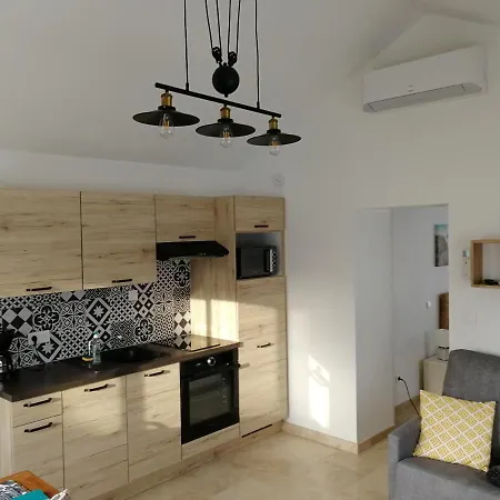 Petite Maison Refaite A Neuf Proche Meze